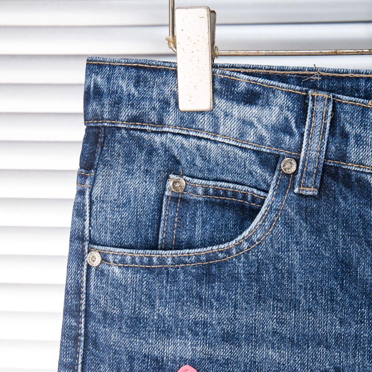 P240 Chrome Hearts 2025 New Bamboo Pink Cross Patch Leather Couple Washed Jeans This season’s hot item is sought after by countless celebrities and fashionistas. The neat details of the cutting process add color to the playful fashion! The neat and meticulous design, and the well-fitting structure is unique. The upper body not only has outstanding recognition, but also looks younger and younger. A style with the ultimate wearing meaning and performance, gorgeous color matching, and the craftsmanship of this style is also extremely extraordinary. After the finished product is washed, it is disassembled and hand-made with sheepskin cross leather and then spliced ​​together to complete. The whole piece has too many craftsmanship to describe. It is decorated with patchwork cross flowers and high-waisted washed jeans! ! Absolutely high-end luxury product, a god-level single product, a super popular product, made by top heavy industry, a magic weapon that cannot be missed. Style number: 1869# Size: 28 30 32 34 36 Color: blue